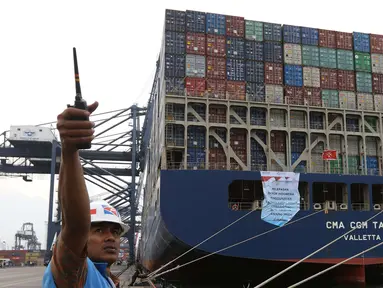 Pelepasan ekspor Indonesia ke Amerika Serikat (AS) menggunakan kapal besar (Direct Call) pembawa kontainer di Pelabuhan Tanjung Priok, Jakarta, Selasa (15/5). Produk yang diekspor adalah barang manufaktur. (Liputan6.com/Angga Yuniar)