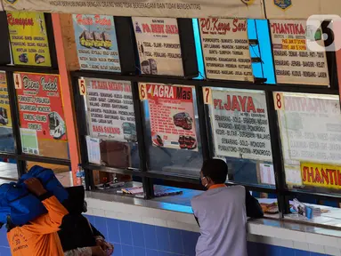 Suasana loket tiket di Terminal Bus Kampung Rambutan, Jakarta, Rabu (22/4/2020). Terminal Kampung Rambutan masih melayani penumpang menjelang pelarangan mudik Lebaran 2020 guna memutus mata rantai penyebaran COVID-19 yang mulai berlaku pada Jumat 24 April mendatang. (merdeka.com/Imam Buhori)