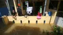 Banjir meredam sejumlah kawasan di Jakarta Timur hingga Minggu (6/7/2025). Banjir disebabkan tingginyan curah hujan sejak Sabtu 5 Juli 2025 sore kemarin dan luapan kali Ciliwung. (merdeka.com/Arie Basuki)