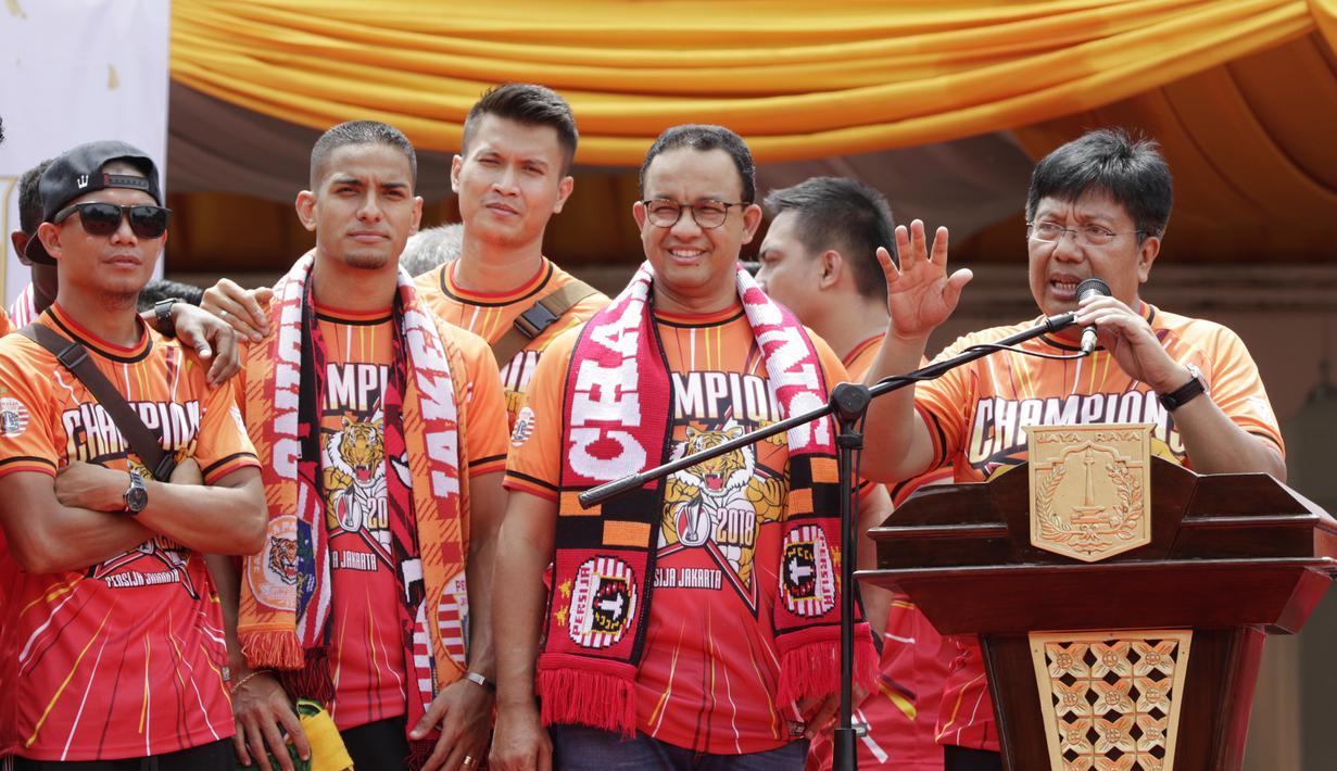 Dirut Persija Jakarta, Gede Widiade, memberikan sambutan di Balai Kota, Jakarta, Sabtu (15/12). Pawai tersebut untuk merayakan keberhasilan Persija meraih gelar Juara Liiga 1 Indonesia. (Bola.com/M Iqbal Ichsan)