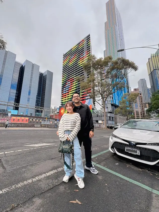 7 Potret Kiky Saputri dan Suami Liburan di Australia, Mesra Banget