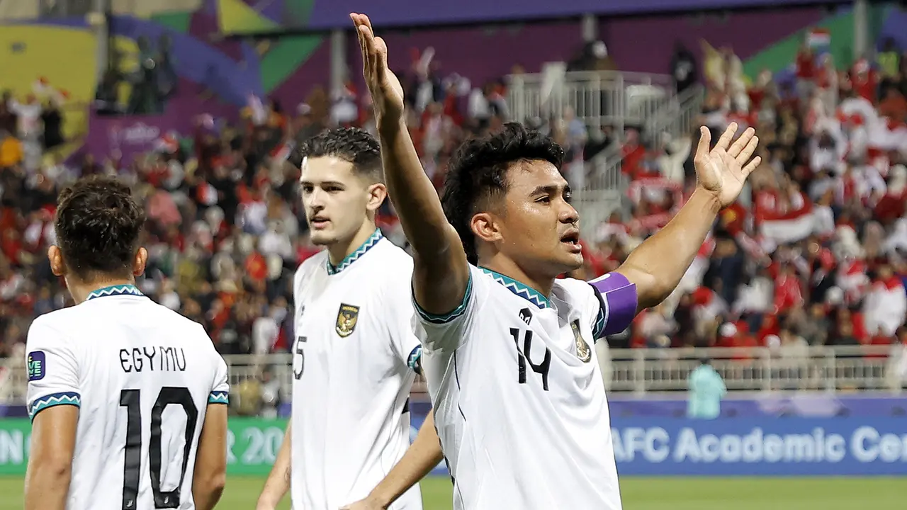 Kapten Timnas Indonesia, Asnawi Mangkualam, mencetak gol ke gawang Timnas Vietnam di Piala Asia 2023.