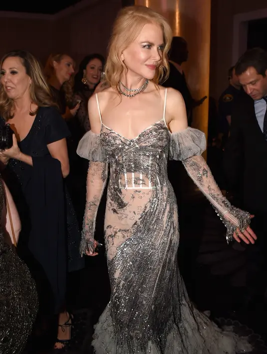 Nicole Kidman saat menghadiri acara penghargaan Golden Globe Awards 2017 di Beverly Hilton, Beverly Hills, California, AS (8/1). Nicole melengkapi tampilannya malam itu dengan kalung berlian, tata rambut bergaya messy. (Kevin Winter/Getty Images/AFP)