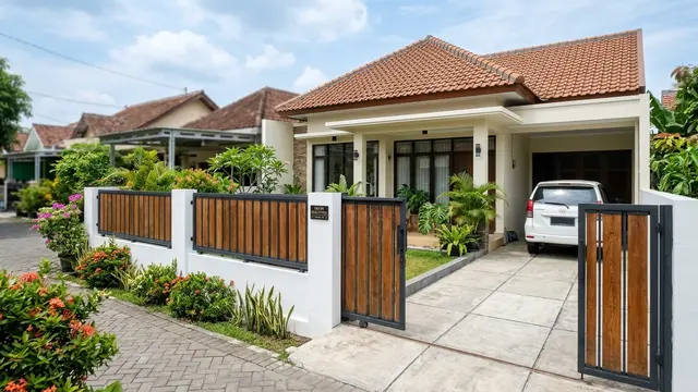 Kombinasi Pagar Besi dan Tembok Pendek (AI Generated)