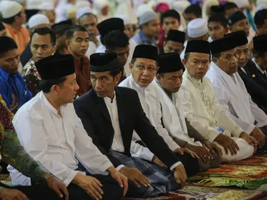 Presiden Joko Widodo melaksanakan ibadah salat tarawih pertama di Masjid Istiqlal, Jakarta, Rabu (17/6/2015). Ribuan jamaah memadati Masjid Istiqlal pada malam pertama Ramadan. (Liputan6.com/Faizal Fanani)
