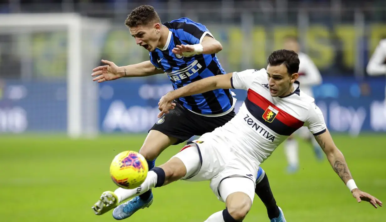 Pemain Inter Milan, Sebastiano Esposito, berebut bola dengan pemain Genoa, Ivan Radovanovic, pada laga Serie A 2019 di Stadion San Siro, Sabtu (21/12). Inter Milan menang 4-0 atas Genoa. (AP/Luca Bruno)