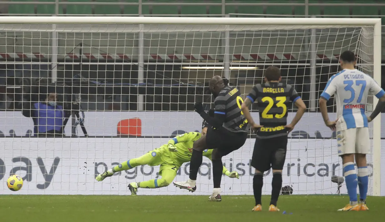 Striker Inter Milan, Romelu Lukaku, mengecoh penjaga gawang Napoli, David Ospina, untuk mencetak gol lewat eksekusi penalti dalam laga lanjutan Liga Italia 2020/21 Serie A pekan ke-12 di San Siro Stadium, Rabu (16/12/2020). Inter menang 1-0 atas Napoli. (AP/Luca Bruno)