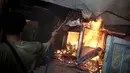 Api langsung membesar dan menghanguskan rumah yang ada di kompleks tentara itu, Jakarta, (14/10/14). (Liputan6.com/Faizal Fanani)