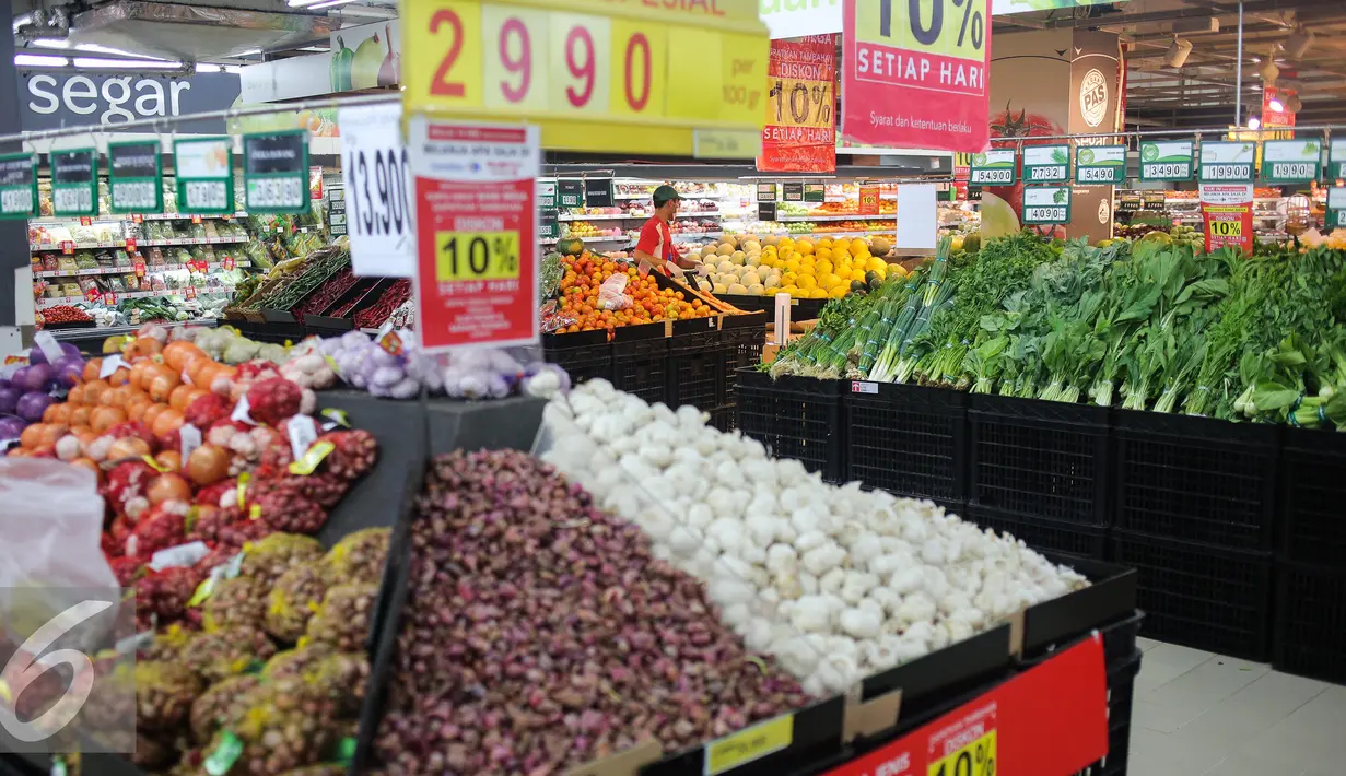 Petugas saat merapihkan sayuran di sebuah supermarket di Jakarta, Jumat (19/6/2015). Berbagai jenis sayuran antara lain seperti cabai merah, kacang panjang, timun, bawang merah, mengalami kenaikan di awal bulan puasa. (Liputan6.com/Faizal Fanani)