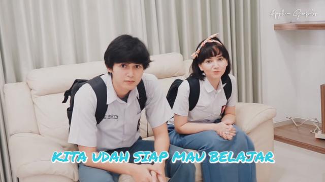 6 Potret Angelica Simperler Pakai Seragam SMA dengan Anak Tiri, Seperti Adik Kelas