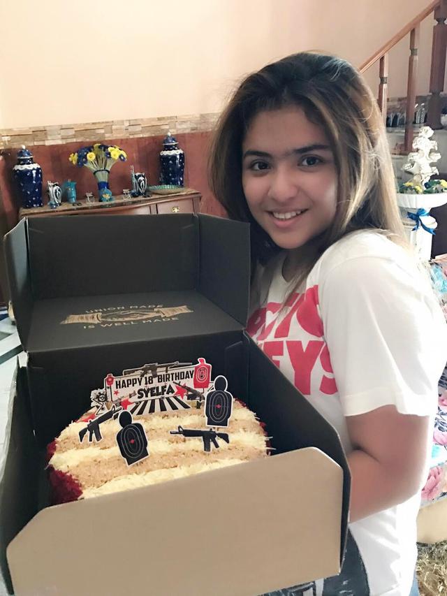 Pesona Syelfa Alhamid, Cucu Elvy Sukaesih yang Baru Saja Lulus S1 Ekonomi. (Sumber: Instagram/syelfaalhamid)