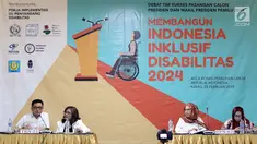 Juru bicara Tim Kampanye Nasional Paslon 01, TB Ace Hasan Syadzily (kiri) saat mengikuti debat tim sukses Capres/Cawapres di Gedung KPU, Jakarta, Kamis (28/2). Debat bertema Membangun Indonesia Inklusif Disabilitas 2024. (Liputan6.com/Helmi Fithriansyah)