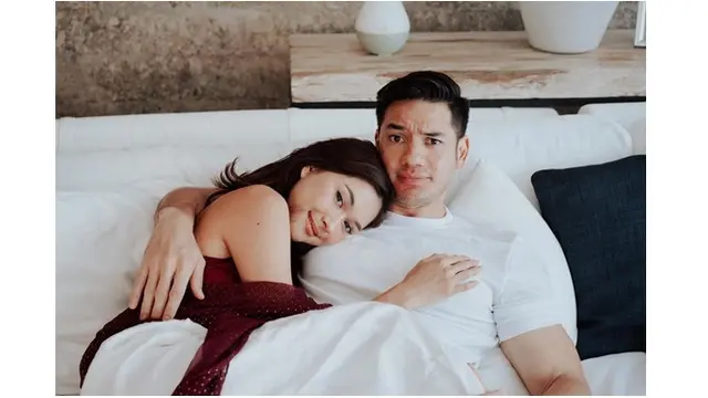 Rayakan Anniversary ke-13, Ini 6 Potret Kemesraan Nana Mirdad dan Andrew White