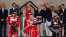Kimi Raikkonen (kiri) tampak tidak bersemangat saat berada di podium  F1 GP Monako, (28/5/2017). (AP/Frank Augstein)