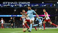 Gelandang Manchester City, Raheem Sterling mengendalikan bola saat menjamu West Bromwich Albion pada laga pekan ke-25 Premier League di Etihad Stadium, Kamis (1/2). City menang telak dalam laga yang berakhir dengan skor 3-0. (Oli SCARFF/AFP)