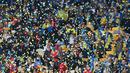 Suporter merayakan kemenangan Ukraina atas Portugal pada laga Kualifikasi Piala Eropa 2020 di Stadion NSK Olimpiyskyi, Kiev, Senin (14/10). Ukraina menang 2-1 atas Portugal. (AFP/Genya Savilov)