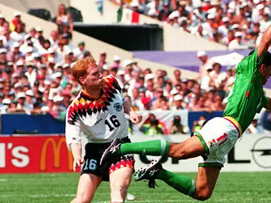 Matthias Sammer berposisi sebagai libero Timnas Jerman saat itu. Dua gol dicetak pemain yang kala itu bermain di Borussia Dortmund sepanjang Euro 1996, satu di antaranya merupakan gol penentu kemenangan Jerman atas Kroasia di perempat final. (Foto: AFP/Gerard Julien)