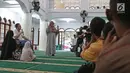 Penyandang disabilitas tunarungu sedang simulasi azan di Masjid El Syifa, Ciganjur, Jakarta, Senin (27/5/2019). Masjid El Syifa memiliki fasilitas pendukung bagi para penyandang disabilitas. (Liputan6.com/Herman Zakharia)