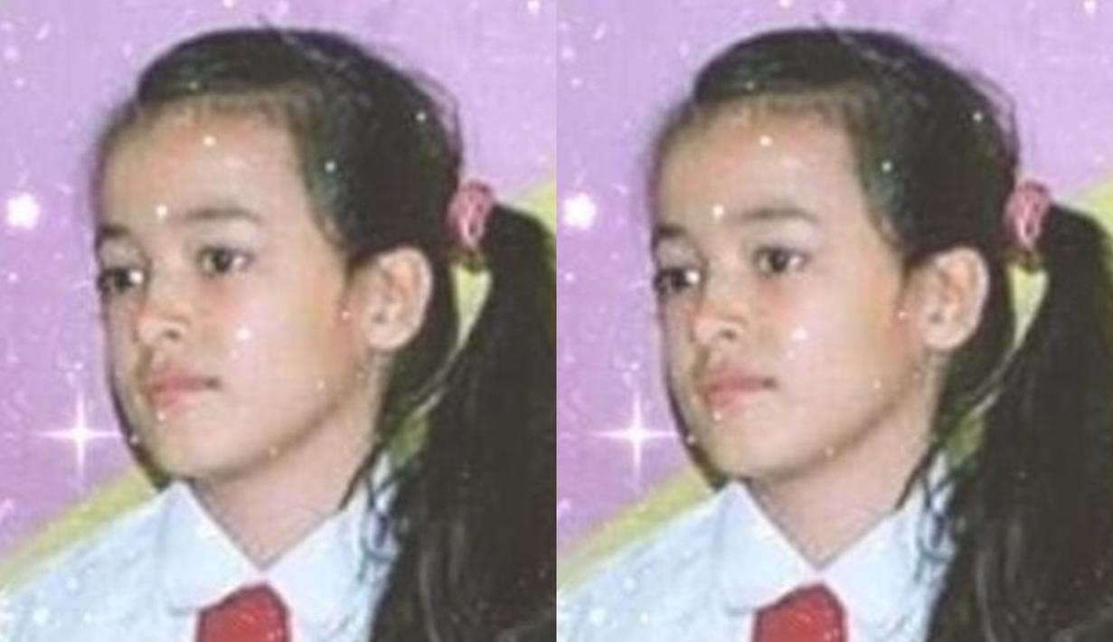 Pelantun lagu Lebih Dari Egoku, Mawar Eva De Jongh saat SD terlihat menggemaskan. Kuncir satu menyamping disertai paras bule dari Mawar membuat foto ini curi perhatian. Tak ayal banyak penggemarnya merasa gemas melihat foto ini. (Liputan6.com/IG/lalamarionmj)