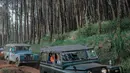Sejumlah mobil offroad 4x4 klasik Land Rover melewati hutan pinus menuju trek Sukawana-Cikole di Kab Bandung Barat, Jawa Barat, Jumat (19/10). Wisata offroad ini menjadi salah satu destinasi wisata yang dapat memacu adrenalin. (Liputan6.com/Faizal Fanani)