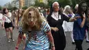  Para peserta memakai kostum ala Zombie saat Parade Zombie di Praha, Ceko, Sabtu (24/05/2014) (AFP PHOTO/Michal Cizek)