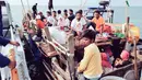 Sebuah perahu yang membawa pengungsi Rohingya berhasil dicegat pasukan AL Malaysia di Langkawi, Selasa (3/4). Otoritas Malaysia meningkatkan patroli untuk mencegat kapal pengungsi Rohingya mencari perlindungan di negara itu. (Royal Malaysian Navy via AP)