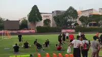 Latihan Juventus di Bishan Stadium, Singapura diganggu mondar mandirnya jet tempur (Liputan6.com/Thomas)