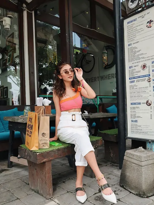 Saat berlibur di Bali, penampilan Maureen Daryanani tampak simpel. Kali ini ia mengenakan busana keren dengan lengan terbuka yang dipadukan dengan celana panjang. Aksesoris kacamata yang ia kenakan membuat penampilannya semakin kece. (Liputan6.com/IG/@maureendaryananii_)
