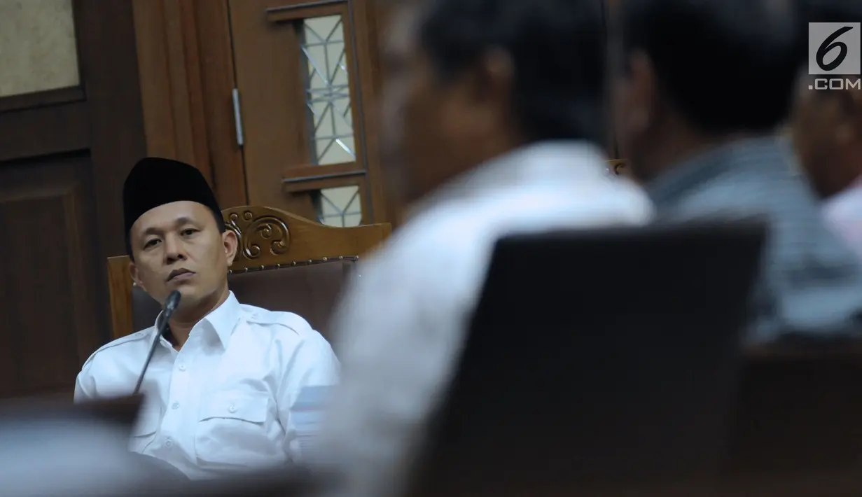Bupati Lampung Tengah nonaktif, Mustafa (kiri) menyimak keterangan saksi pada sidang lanjutan di Pengadilan Tipikor, Jakarta, Kamis (17/5). Sidang mendengar keterangan saksi. (Liputan6.com/Helmi Fithriansyah)
