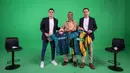 Stewart Henry (kiri) sebagai host program Markas Suporter bersama Budiman Dalimunthe sebagai Head of DSDFE PSSI dan Erwin Fitriansyah sebagai Wapemred Bola.com & Bola.net berfoto bersama di Kantor Kapanlagi Youniverse, Gondangdia, Jakarta Pusat, Kamis (14/04/2022). (Bola.com/Bagaskara Lazuardi)