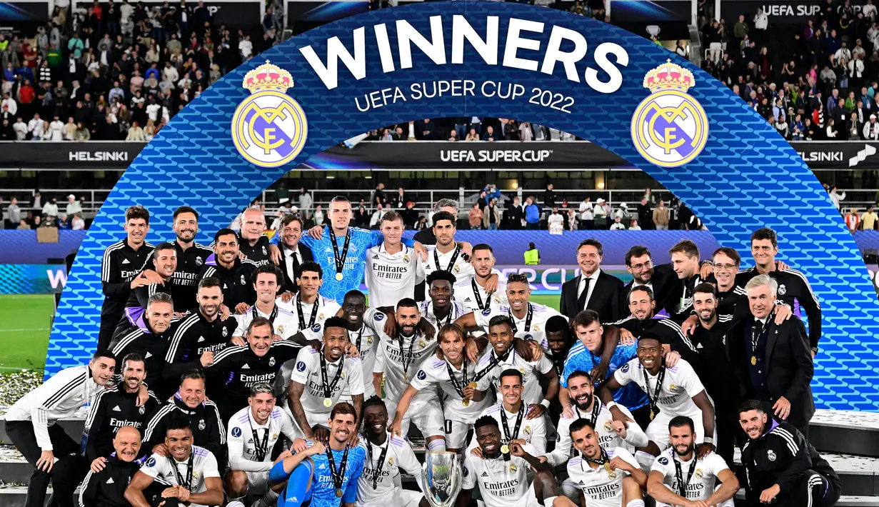 Real Madrid menjadi juara UEFA Super Cup setelah mengalahkan Eintracht Frankfurt dengan skor 2-0 pada laga yang berlangsung di Helsinki 10 August 2022. (AFP/Javier Soriano)
