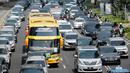Kendaraan melintas di kawasan Jalan Jenderal Sudirman, Jakarta, Rabu (31/7/2019). Gubernur Anies Baswedan menyampaikan sistem pembatasan kendaraan berdasarkan nomor polisi ganjil dan genap menjadi salah satu rencana Pemprov DKI Jakarta mengatasi polusi udara di Jakarta. (Liputan6.com/Faizal Fanani)