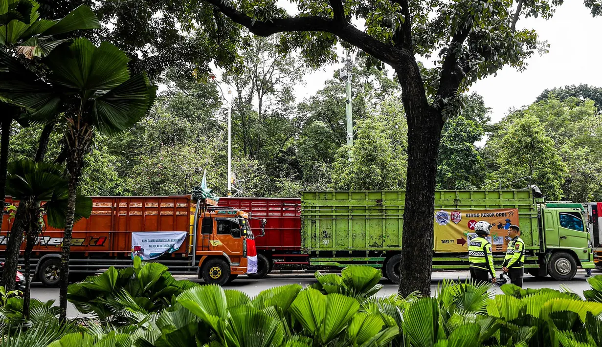 Sebelumnya, pemerintah akan menjalankan aturan zero ODOL mulai Juli berupa peringatan dan penindakan pada Agustus 2025. (Liputan6.com/Herman Zakharia)