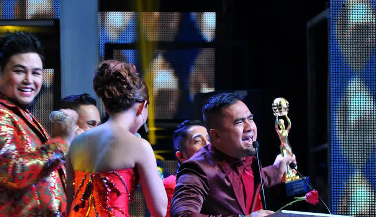 Indonesia Dangdut Awards 2014 memberikan penghargaan pada Saipul Jamil sebagai Penyanyi Solo Pria Paling Populer (Liputan6.com/Andrian M Tunay)