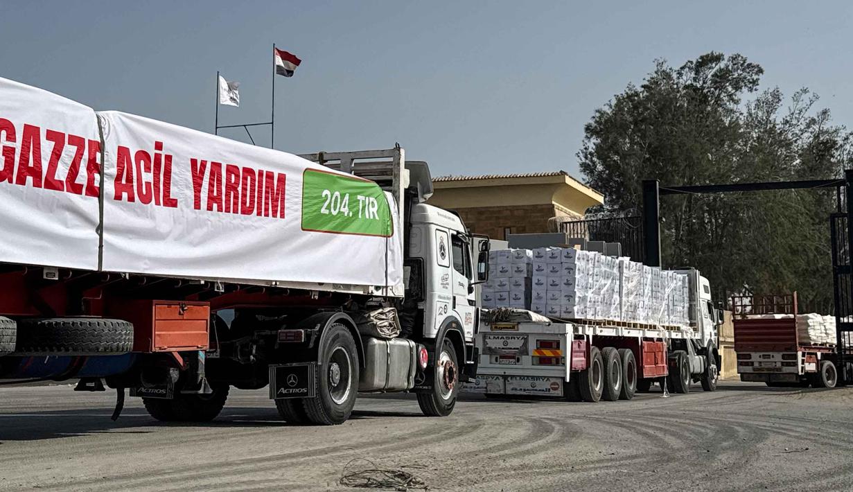 Sebelumnya, perbatasan Rafah sempat ditutup selama 20 hari. Tampak dalam foto, truk-truk yang mengangkut bantuan kemanusiaan memasuki perbatasan Rafah di sisi Mesir dengan Jalur Gaza pada 19 Maret 2026. (Amr ADEL/AFP)