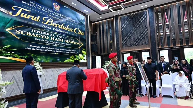 Presiden Prabowo Subianto memberikan penghormatan terakhir untuk almarhum Jenderal TNI (Purn.) Subagyo Hadi Siswoyo.
