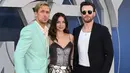 <p>Aktor Kanada Ryan Gosling (kiri), aktris Kuba-Spanyol Ana de Armas (tengah), dan aktor AS Chris Evans (kanan) menghadiri pemutaran perdana film The Grey Man di TCL Chinese Theatre, Los Angeles, California, Amerika Serikat, 13 Juli 2022. Setelah melakukan sesi pemotretan sendirian, Gosling foto bersama Ana de Armas dan Chris Evans. (VALERI MACON/AFP)</p>