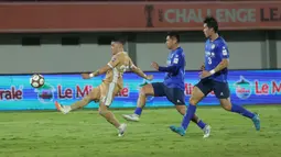 Pemain tengah Dewa United, Alexis Messidoro (kiri) saat berlaga melawan Tainan City FC pada matchday kedua Grup E AFC Challange League 2025-2026 di Stadion Indomilk Arena, Tangerang, Banten, Rabu (29/10/2025) malam WIB. Hasilnya, pada menit ke-7, Alexis Messidoro membawa Dewa United unggul 1-0 setelah memanfaatkan assist Egy Maulana Vikri.  (Bola.com/M Iqbal Ichsan)