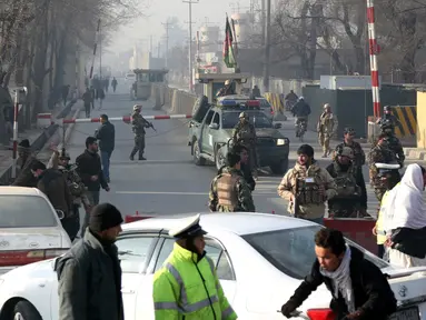 Personel keamanan Afghanistan berdiri di dekat lokasi serangan bunuh diri di Kabul, Afghanistan (25/12). Seorang pelaku bom bunuh diri meledakkan dirinya di dekat sebuah kompleks milik agen intelijen Afghanistan. (AP Photo / Rahmat Gul)