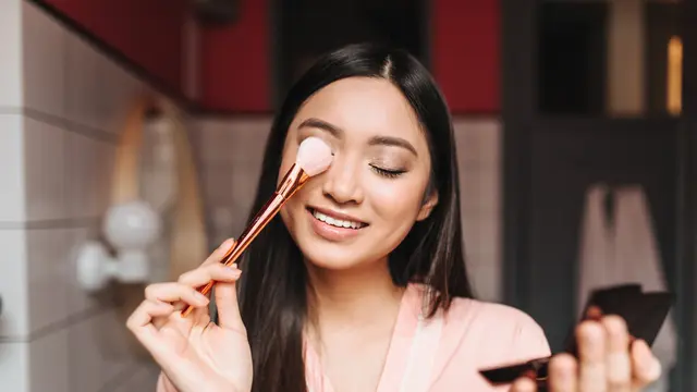4 Inspirasi Makeup Look Buat Si Anak Magang Tampil Cantik Menawan