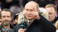 Kandidat presiden Rusia, Vladimir Putin memberikan pidato dalam kampanye pencalonannya di stadion Luzhniki di Moskow (3/3). Putin telah menjabat sebagai Presiden Rusia selama 3 periode, yakni 2000-2004, 2004-2008, dan 2012-2018. (AFP/Kirill Kudryavtsev)