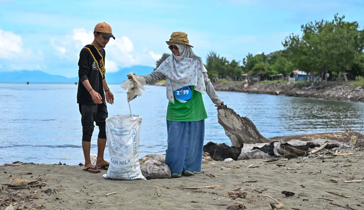 Tidak hanya plastik bekas, sampah lainnya juga dibersihkan. (CHAIDEER MAHYUDDIN/AFP)