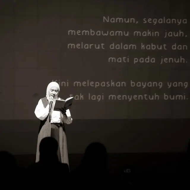 Momen haru 7 seleb bacakan puisi di peluncuran buku Natasha Rizky, Desta nangis tersedu-sedu