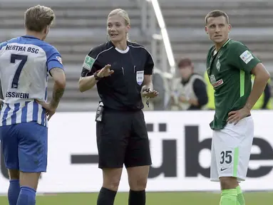 Wasit wanita, Bibiana Steinhaus (2kanan) saat memberikan penjelasan kepada pemain Hertha BSC Berlin dan SV Werder Bremen pada lag Bundesliga di Berlin, Jerman (10/9/2017). Laga tersebut merupakan debut Bibiana Steinhaus. (AP/Michael Sohn)