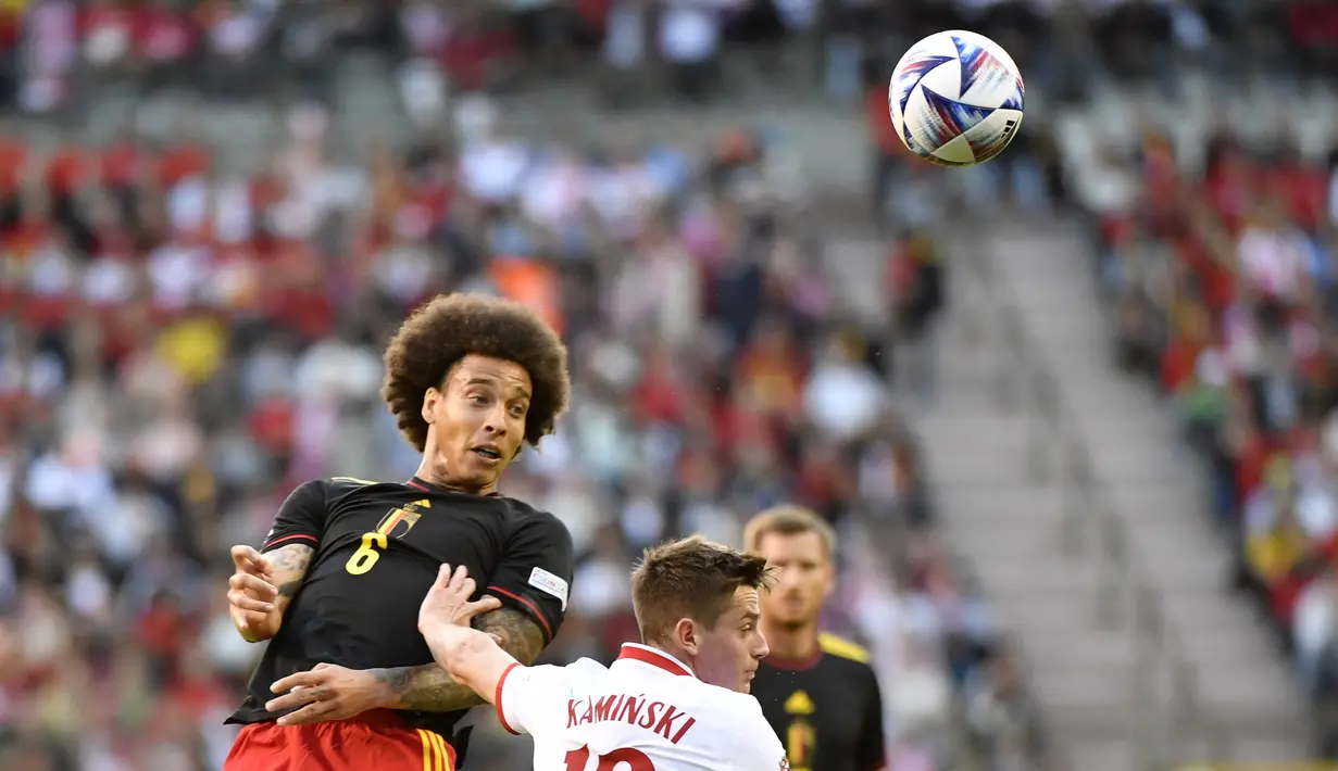 Gelandang Belgia, Axel Witsel (kiri) berebut bola dengan pemain Polandia, Jakub Kamiński selama pertandingan grup A4 UEFA Nations League di Stadion King Baudouin di Brussels, Kamis (9/6/2022). Belgia menang telak atas Polandia 6-1.  (AP Photo/Geert Vanden Wijngaert)