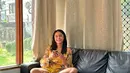 Momen Marshanda sedang bersantai di rumah mengenakan baju rumah berwarna kuning dan tersenyum cantik ke arah kamera. [Foto: Instagram/marshanda99]