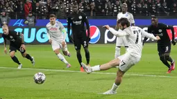 Pemain Napoli, Khvicha Kvaratskhelia berusaha mencetak gol dari tendangan penalti ke gawang Eintracht Frankfurt pada laga leg pertama 16 besar Liga Champions 2022/2023 yang berlangsung di Deutsche Bank Park, Rabu (22/2/2023) WIB. (AFP/Daniel Roland)