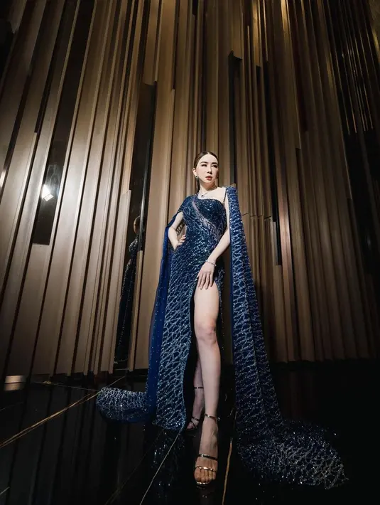 Seorang transgender ketiga terkaya di dunia ini menjadi transpuan pertama pemilik MU. [annejkn.official]