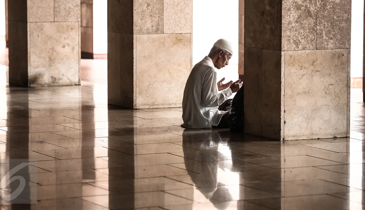 Kekhusyukan salah satu jamaah yang sedang berdoa di salah satu sudut Masjid Istiqlal, Jakarta, Senin (6/6). Bulan Ramadan, umat muslim memanfaatkan waktu memperbanyak ibadah dengan tadarus dan melaksanakan salat sunah. (Liputan6.com/Faizal Fanani)