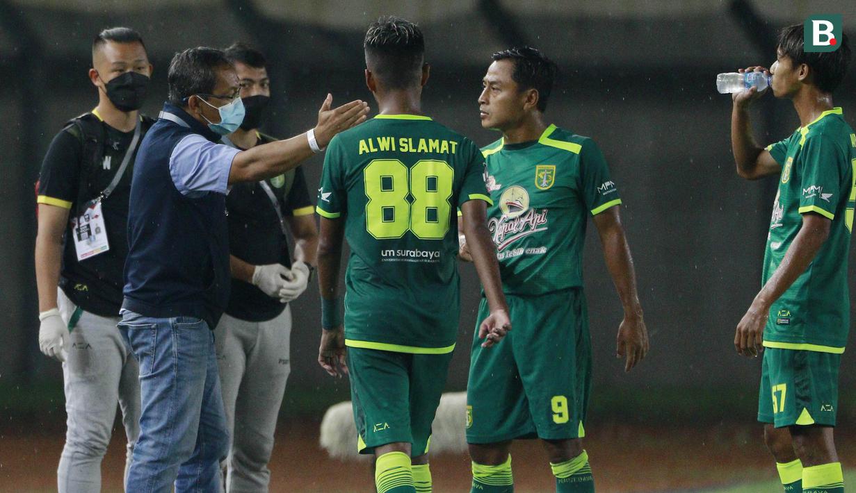 Pelatih Persebaya Surabaya, Aji Santoso memberi arahan kepada para pemainnya saat menghadapi Persik Kediri dalam laga Grup C Piala Menpora 2021 di Stadion Si Jalak Harupat, Bandung, Selasa (23/3/2021). Persebaya menang 2-1 atas Persik. (Bola.com/M Iqbal Ichsan)